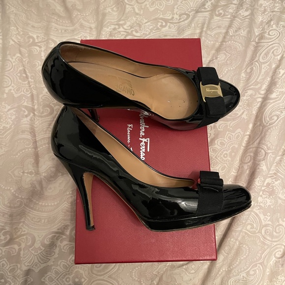 Salvatore Ferragamo Vara Pump - Picture 3 of 6